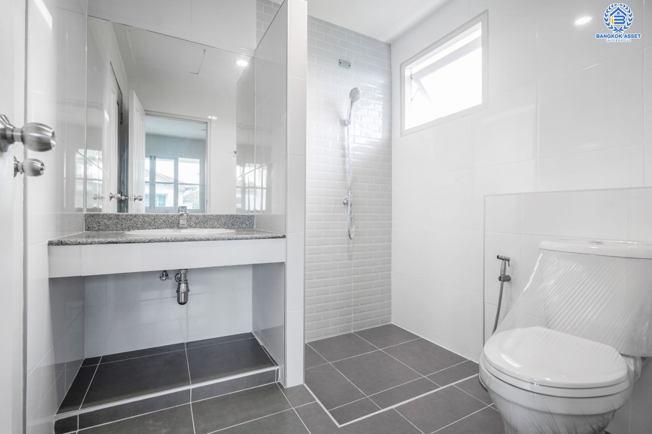 บ้านมือสองตกแต่งใหม่ แบรนด์ LH ม.ชัยพฤกษ์ บางใหญ่-เซ็นทรัลเวสต์เกต หลังมุม ตอบโจทย์ทุกการอยู่อาศัย เนื้อที่ 56.8 ตร.ว. ฟังก์ชัน 3 ห้องนอน 2 ห้องน้ำ จอดรถได้ 2 คัน บนทำเลดีที่สุด! ใกล้เซ็นทรัลเวสต์เกต ทางด่วน "กาญจนาภิเษก" และรถไฟฟ้า "สถานีคลองบางไผ่"